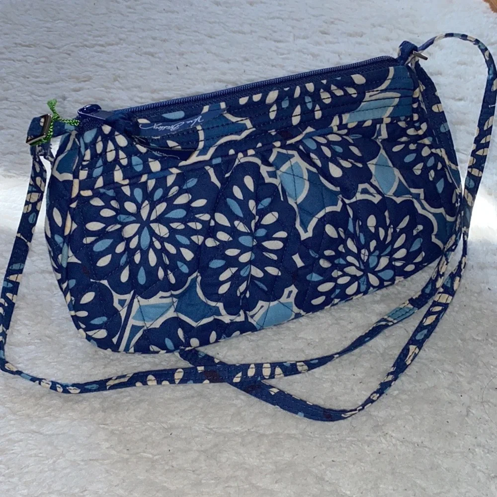 BNWT Vera Bradley Quilted Blue and White Floral Adjustable Crossbody Bag - Picture 5 of 6